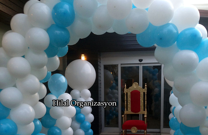 mavi beyaz balon süsleme sünnet organizasyon